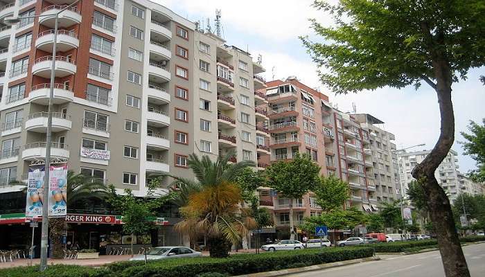 Bustling Ziyapaşa Boulevard in Adana, Turkey