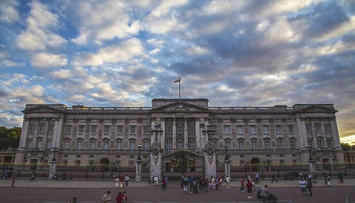 Buckingham palace front shot