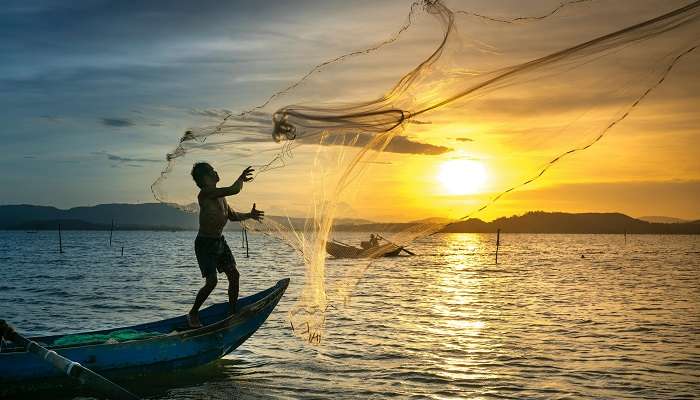 Taste the freshest seafood at Neendakara Port!