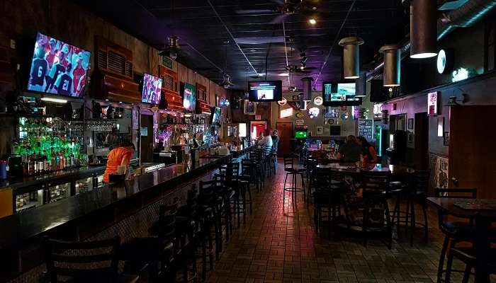 bar-counter-with-chairs-interior