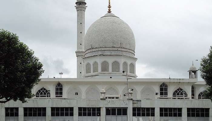 Hazratbal Mosque, a holy pilgrimage site near Badamwari Garden.