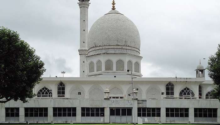 Hazratbal Mosque a must-see place near Char Chinar Dal Lake.