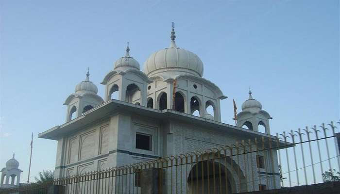 Pristine white shrine of Gurudwara Chatti Patshahi Srinagar.