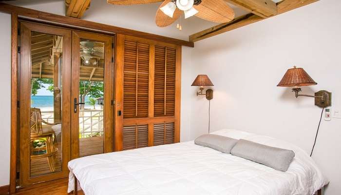 Cosy bedroom at one of the amazing Hotels near Shivajinagar.