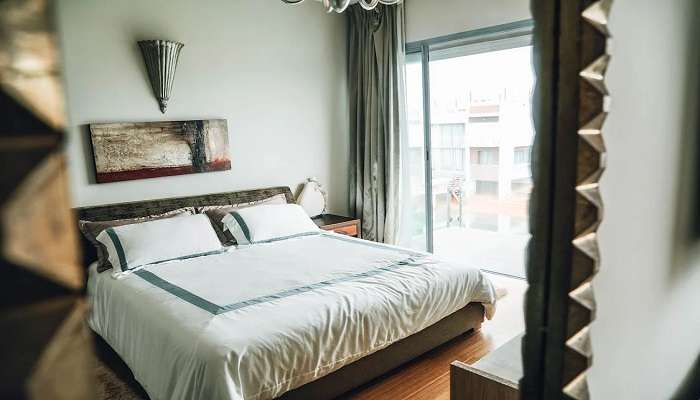 a comfortable bedroom in the hotel in Kuniyamuthur.