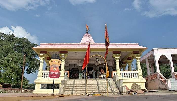 The facade of Kal Bhairav Temple near the Shree Bada Ganesh Mandir.