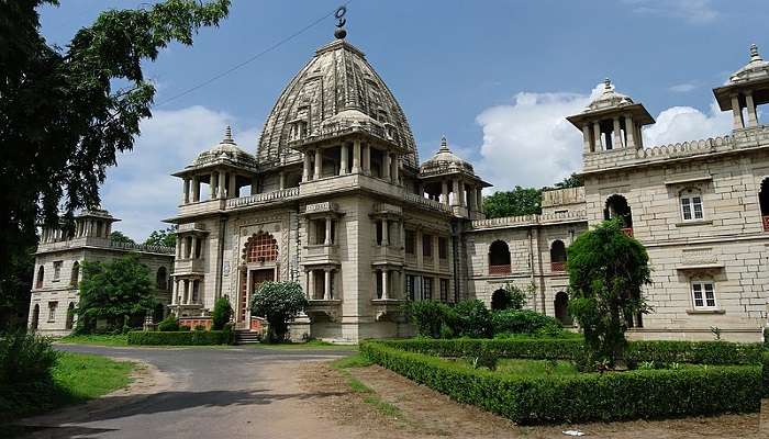 The beautiful facade of the Kirti Mandir is a must-see place near Madhavpur Beach Gujarat.