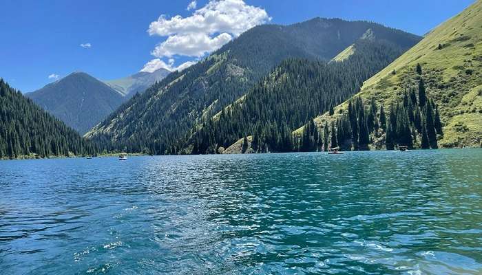 La vue magnifique de  lacs Kolsai