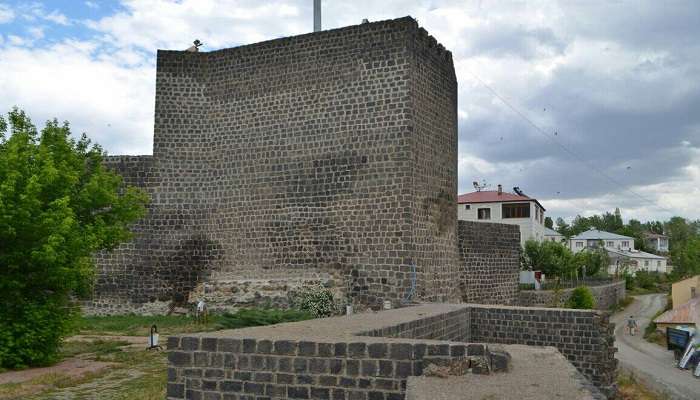  A castle in Turkey with visitors at Muş.