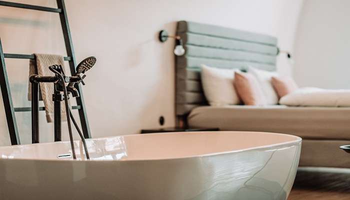 Bathtub in a room at the best hotels in Warrnambool.