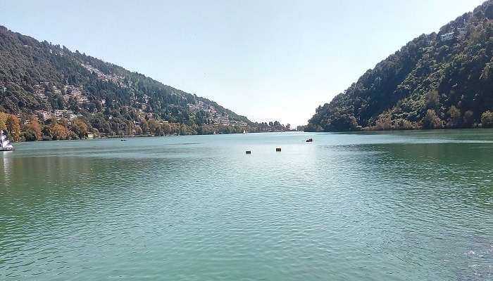 La vue magnifique de lac de Nainital