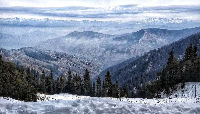 La vue magnifique de montagne de Naranda en hiver