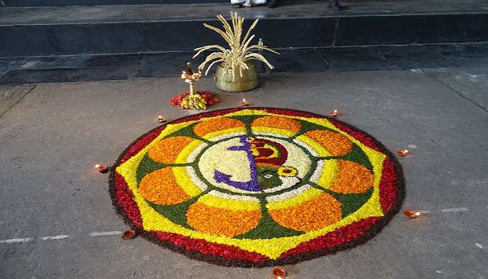 La belle Rangoli fait de fleurs sur la festivales d'Onam