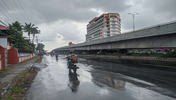 This bridge provides amazing views of Chitrapuzha to everyone who’s travelling on it. 