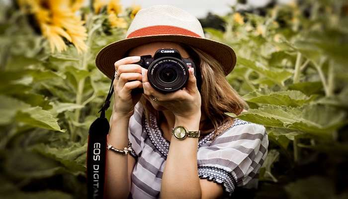 A woman clicking photos.