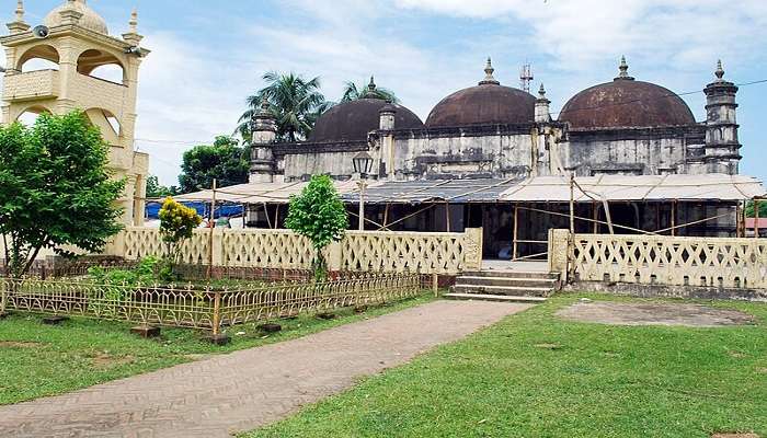  Worship at the Rangamati Mosque.