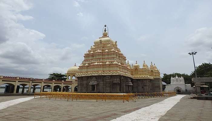 the iconic Sangameshwara Temple in Alampur