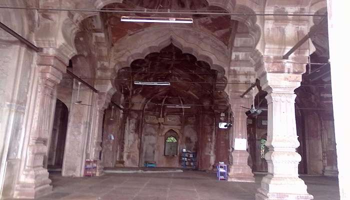 Inside Taj-ul-Masajid