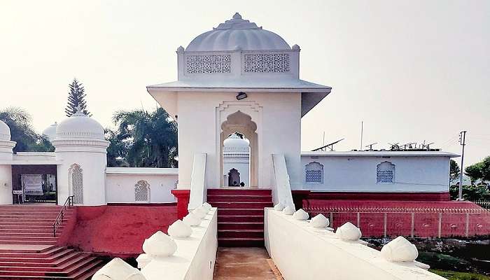 Fall in love with the artistic design of the famous Neermahal