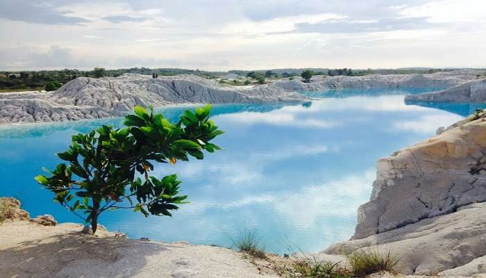 Blue water lagoon in Mackay