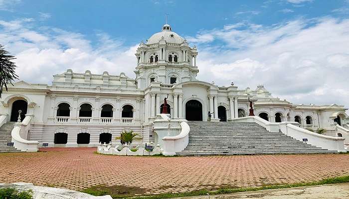 Enjoy the beauty of the Ujjayanta Palace