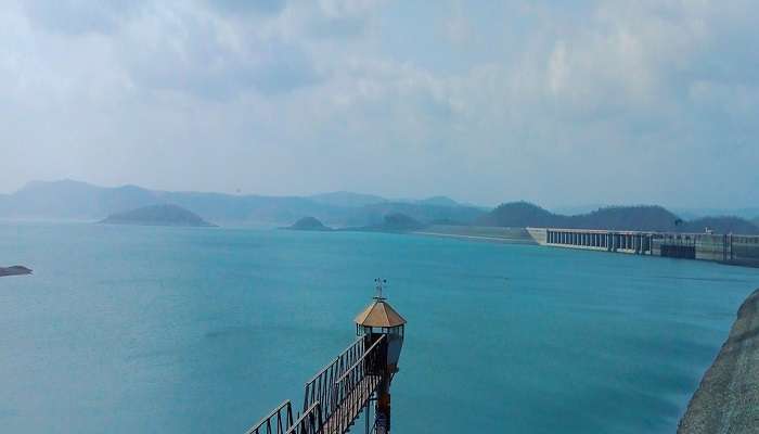 The beautiful view of blue waters at the Ukai Dam.