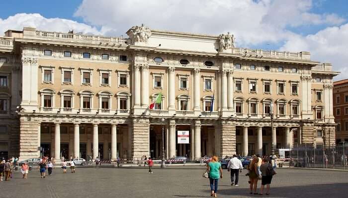 The elegant exterior of Galleria Alberto Sordi.