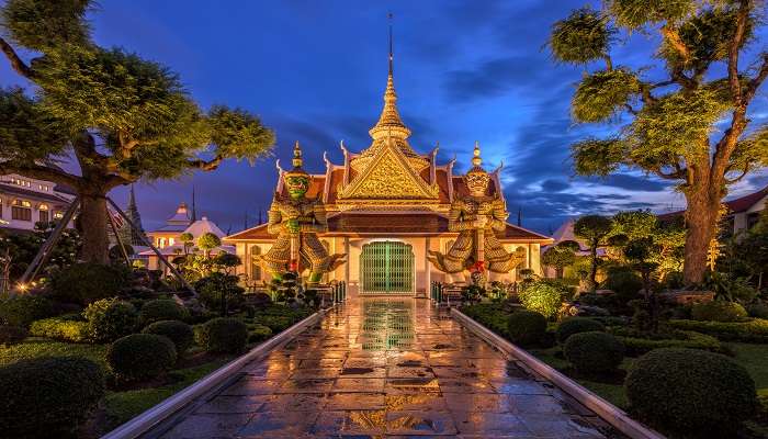  visit Wat Arun Ratchawararam Ratchawaramahawihan near the Pororo Water Park.