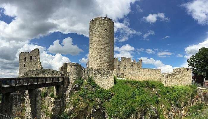 Outside view of Wolfstein Castle