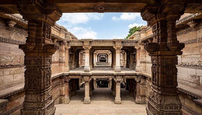 Adalaj Stepwell Near Ahmedabad to visit for 1 day.