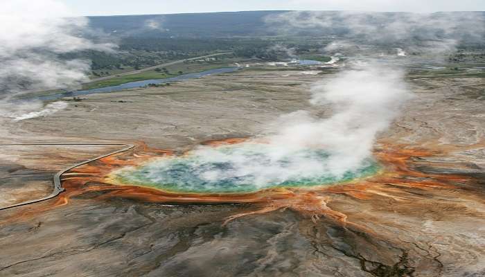 Hot water spring in Tattapani 