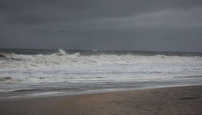  Now it's time to unwind and refresh yourself at Alappuzha Beach, booking a beachside getaway 