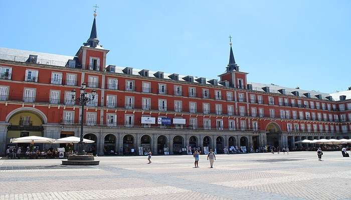 Stroll through the iconic Madrid