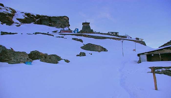 Snow camping near tungnath