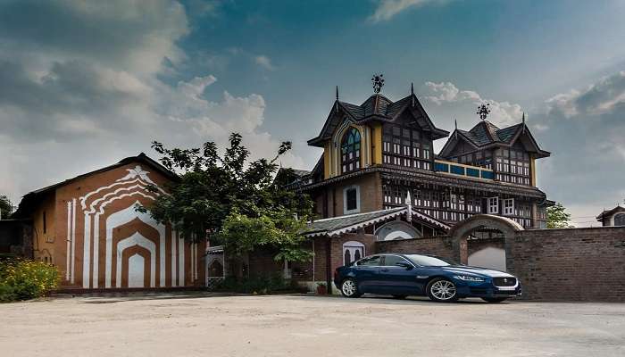 A car parked outside Chateau Garli