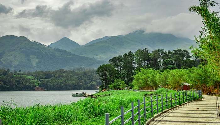 Banasura Sagar Dam is the largest earthen dam in India and the gorgeous looks of the reservoir are quite captivating.