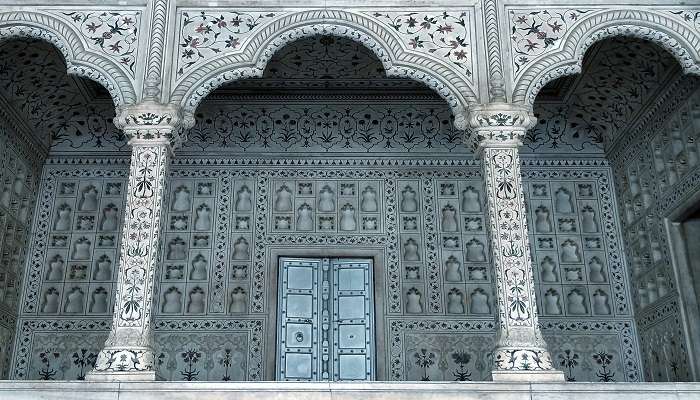 A general viewing of the Agra Museum in Agra includes Mughal art, crowns, manuscripts, India’s architectural masterpieces, and the rich Indian cultural heritage. 