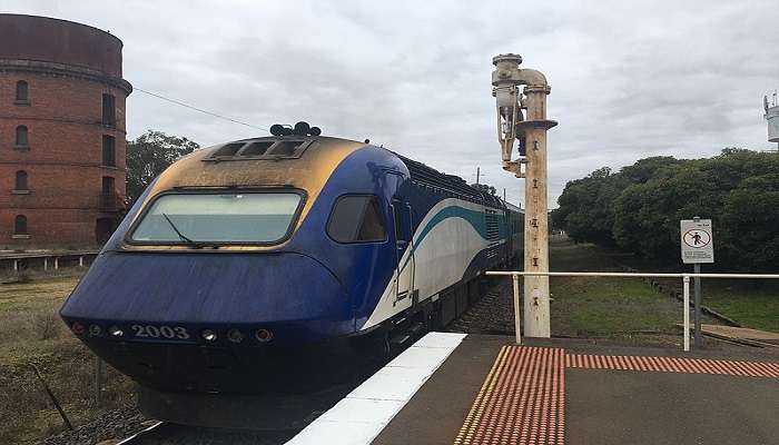 A train leaving Wangaratta Railway Station 