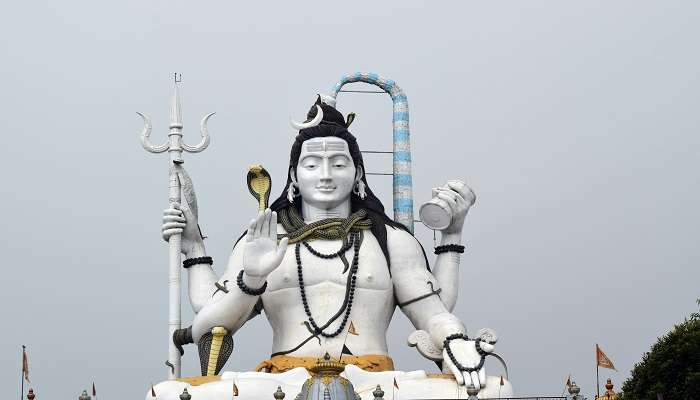 Stunning outer Dravidian architecture of the Jalahalli Shiva temple.