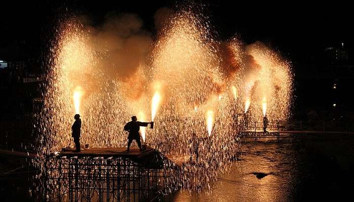 See the beautiful performance at the Takayama festival.