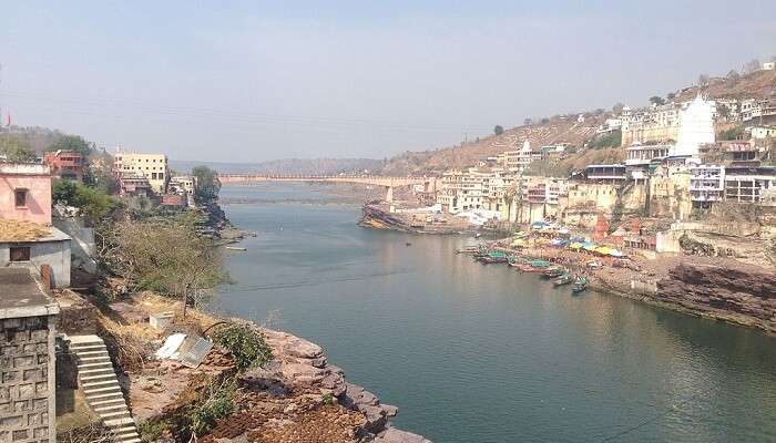 Take a pilgrimage to Kuber Bhandari Temple for a serene retreat along the banks of the river Narmada.