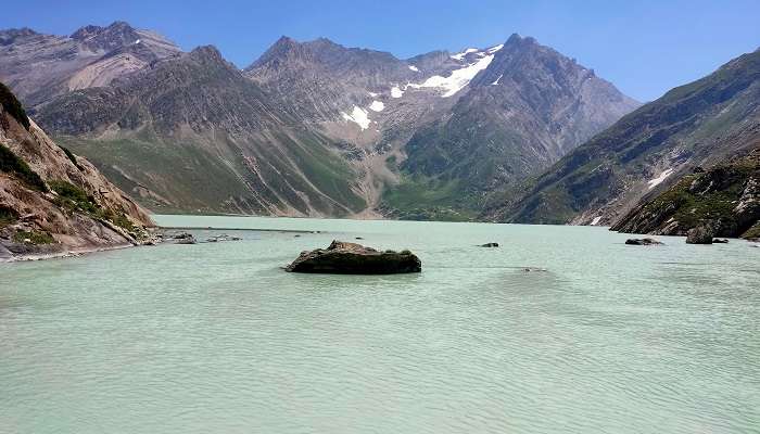 La vue magnifique de Lac Sheshnag