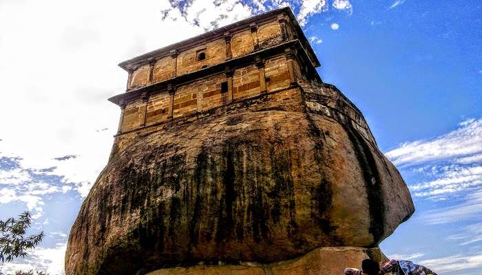 A beautiful picture of Madan Mahal Fort Jabalpur Madhya Pradesh, balancing rock