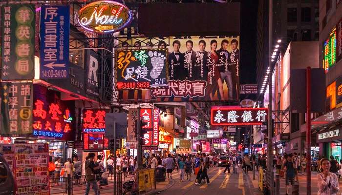 Marché de nuit de la rue Temple: Pour faire les magasins