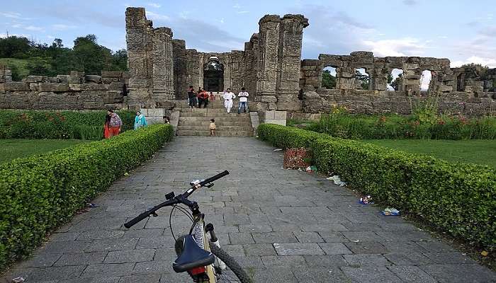 Splendid view of Mattan temple near Kounsarnag Lake