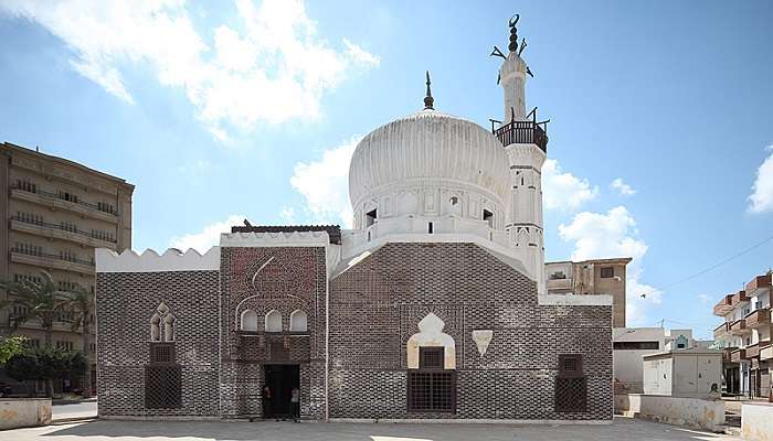 Pray at the Ismailia mosque.