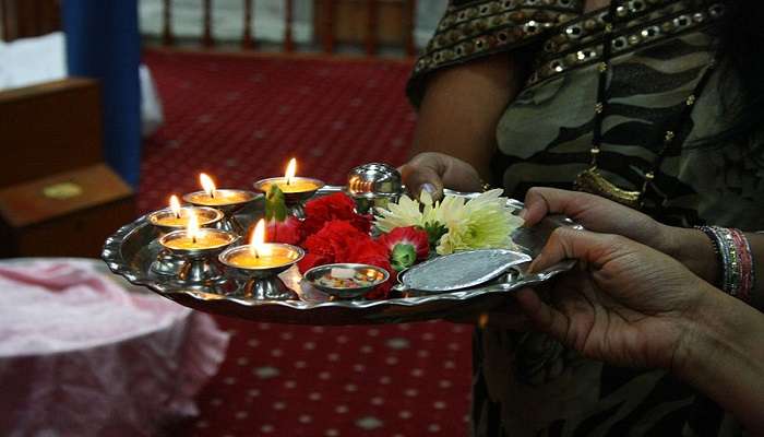 One of the major rituals performed at the temple is offering oil or tel Abhishek.