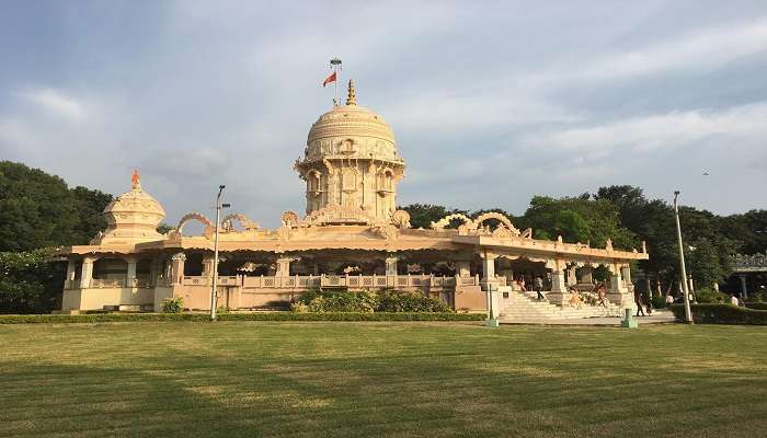 Be a part of the evening aarti at Tapovan Temple Vadodara