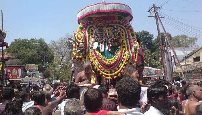 Devotees offering prayers during Pradosha Vratam at the temple.