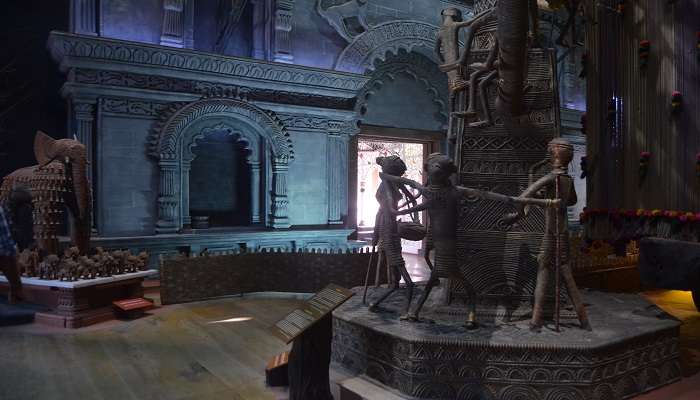 A beautiful and well-crafted statue in the museum near the Marble rocks madhya pradesh. 